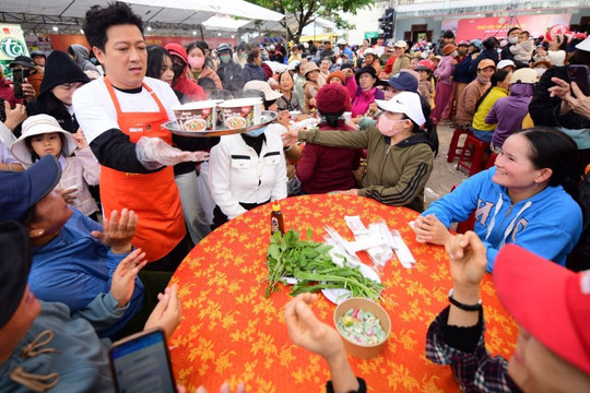 Acecook Việt Nam mang phở yêu thương đến người dân vùng rốn lũ Hòa Thịnh