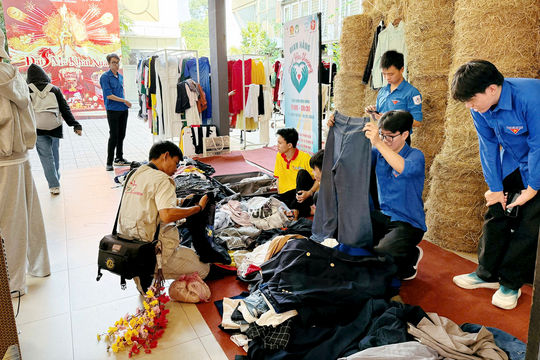 Nghệ sĩ chung tay bán đồ gây quỹ chăm lo Tết cho 750 trẻ em khó khăn