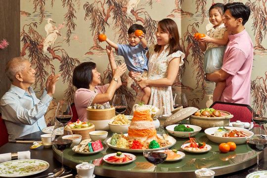 Cả thế giới bắt đầu năm mới từ... bàn ăn?