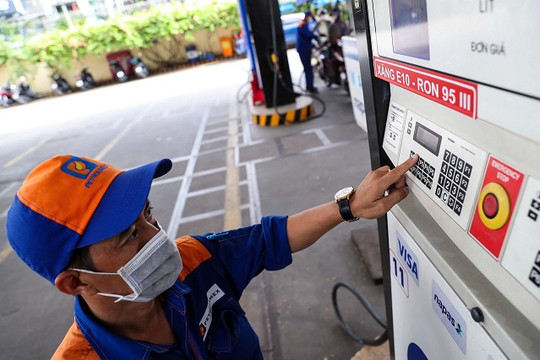 Từ xăng 5.000đ/lít năm 2000: Người Việt đã đối diện những cú sốc nhiên liệu thế nào?