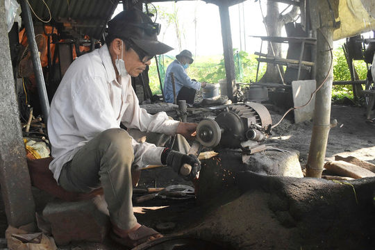 Lò rèn 'đỉnh nhất' Thăng Bình - 8 đời bền gan giữ lửa