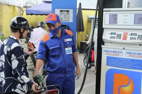 Xăng, dầu đã vượt 30 ngàn/l, thuế, phí còn đeo nặng đến khi nào?