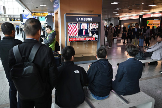 Trump: Mở Hormuz hoặc 'về thời đồ đá' trong 14 ngày
