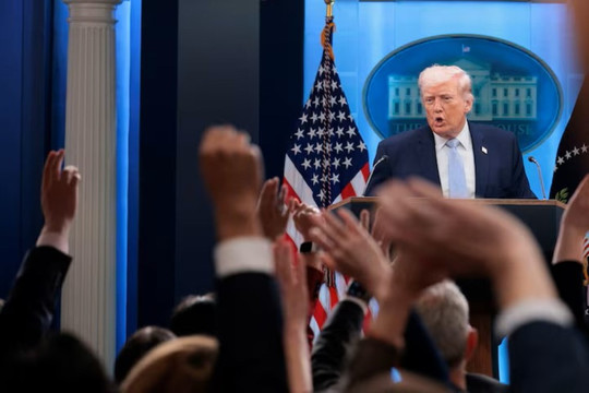 Trump nổi giận vì rò rỉ chiến dịch quân sự, đe dọa bỏ tù phóng viên