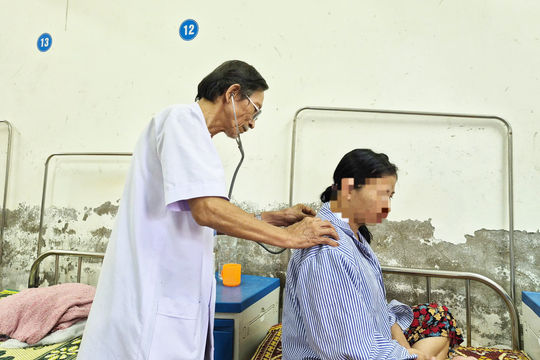 Bác sĩ về hưu vẫn miệt mài cứu người từ... cõi điên