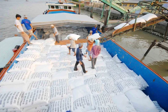 'Sóng' giá gạo toàn cầu: Nhìn ngược từ lợi thế của Việt Nam