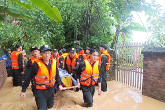 Giữa mùa hè: Miền Bắc lụt lớn, miền Trung cháy khô