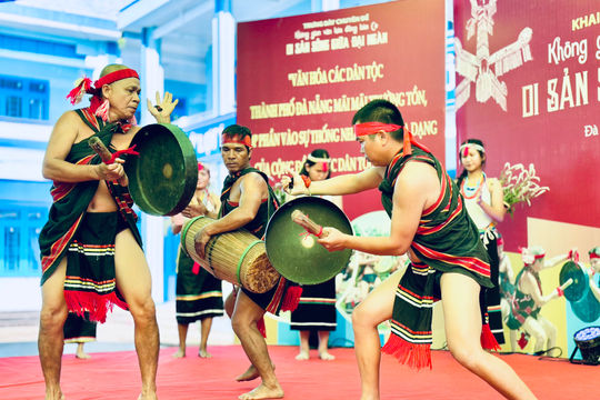Xem người Co đấu chiêng