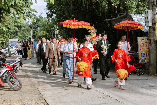 'Vác cái bụng' đi ăn cưới ở quê