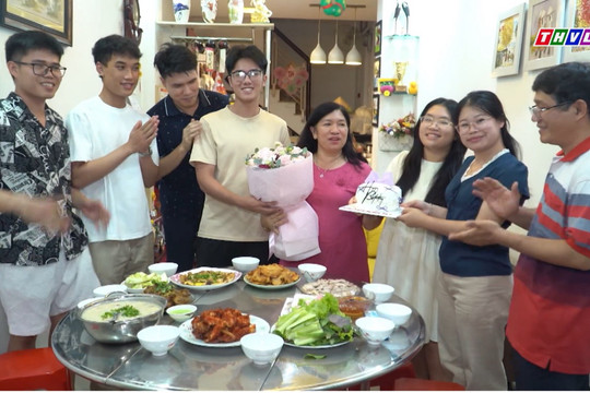 Mẹ Việt của sinh viên Lào và lớp học 40 năm sáng đèn giữa đời thường