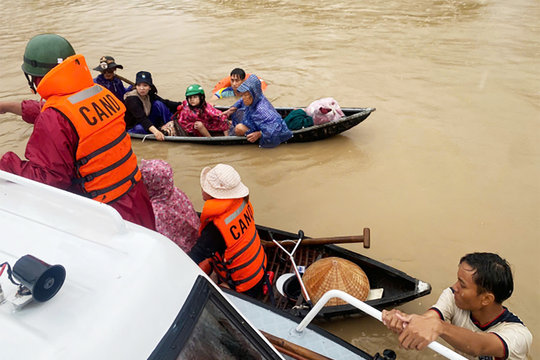 Có phương tiện, không có người lái, cứu dân ra sao?