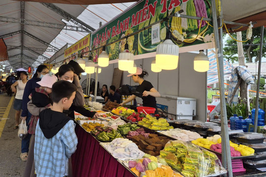 Hội chợ sản phẩm công nghiệp nông thôn chưa khai mạc đã hút khách