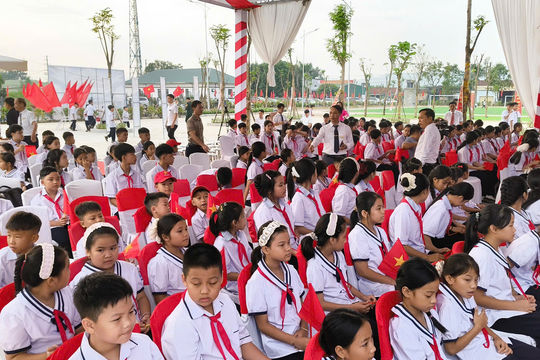 Lần đầu tiên các em học sinh miền núi Hà Tĩnh không còn phải ngồi học dựa lưng vào nhau
