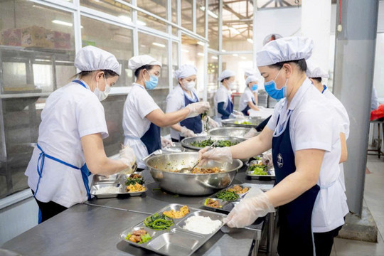 Hơn 170 người nhập viện, tạm ngưng suất ăn tại Scavi Huế để tìm nguyên nhân