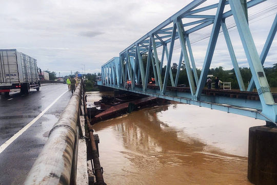 Quảng Trị: Xà lan mắc kẹt dưới cầu Mỹ Chánh, sơ tán hơn 2.400 người do lũ báo động 3