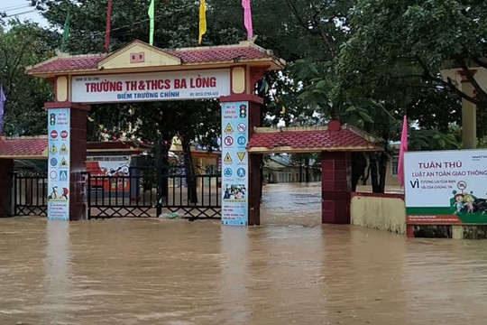 Miền Trung: Ngập lụt, sạt lở khắp nơi