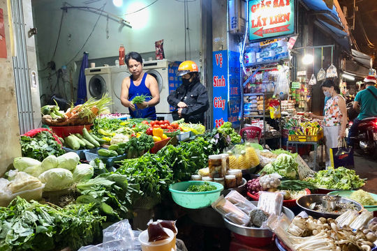 Giá rau củ tăng 10 - 25% do mưa lũ