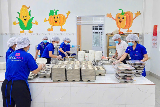 Thấy gì khi siêu thị Co.opmart cung cấp suất ăn học đường?