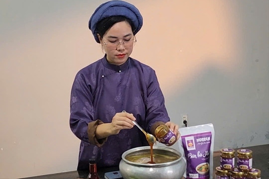 Cô gái Huế và gói gia vị 'bún bò 5 sao' duy nhất xứ cố đô