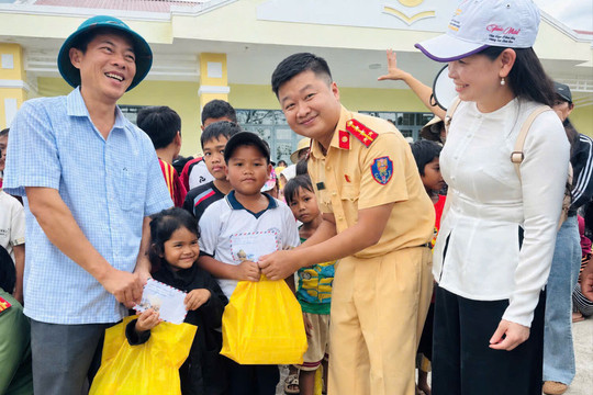 'Người giữ nhịp bình yên': chuyện kể phía sau sắc phục cảnh sát giao thông