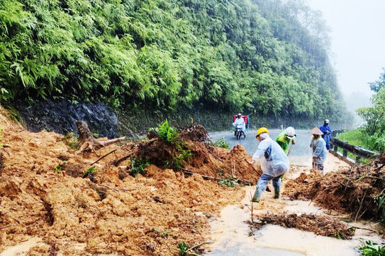 Mưa lớn ở miền Trung: Huế chuẩn bị hàng hóa, Đà Nẵng cảnh báo lũ quét, sạt lở