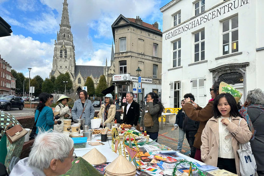 Sắc màu văn hóa Việt lan tỏa tại lễ hội quốc tế ở Brussels