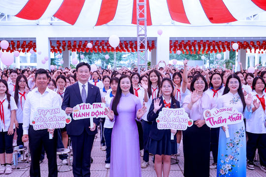 Diana mang "Là con gái thật tuyệt" đến nữ sinh khắp mọi miền