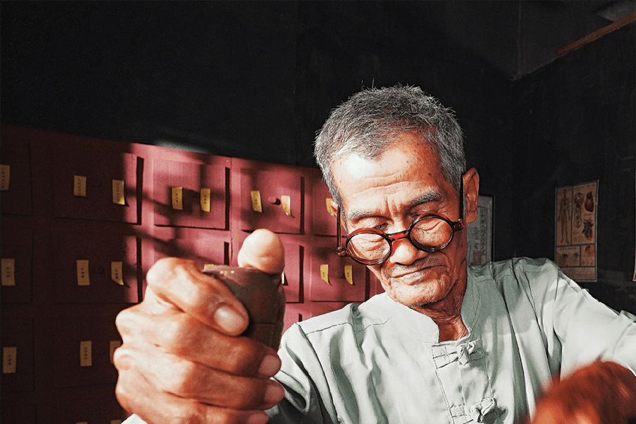 Phu bốc thuốc, bàn tay cân thời gian...