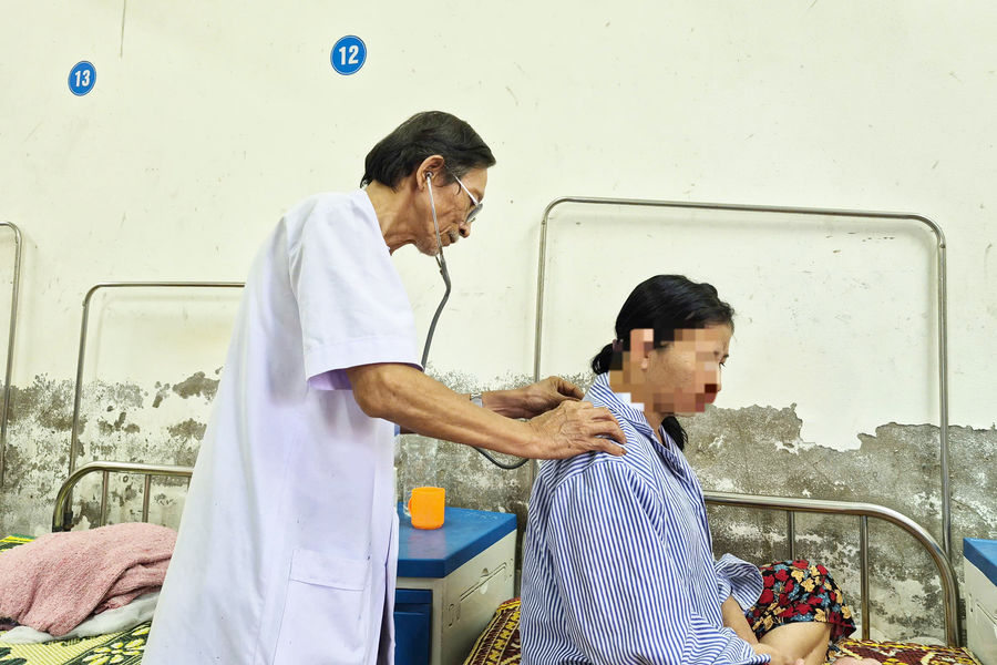 Bác sĩ về hưu vẫn miệt mài cứu người từ... cõi điên