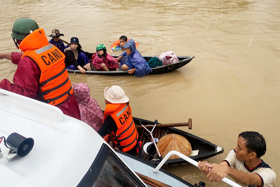 Có phương tiện, không có người lái, cứu dân ra sao?