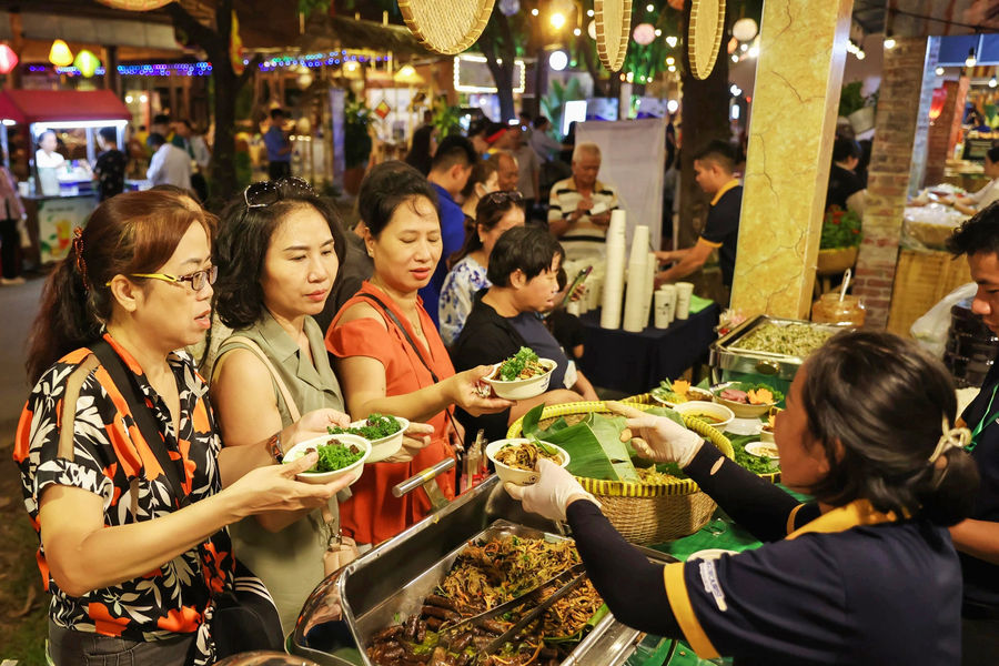 92% du khách Việt tìm món ăn: Có bao nhiêu đĩa thức ăn biết… thở và kể chuyện?