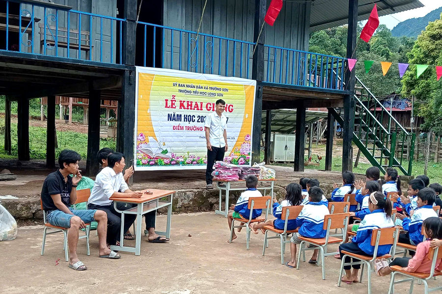 Vượt 'Cổng trời' gánh chữ lên bản Dốc Mây