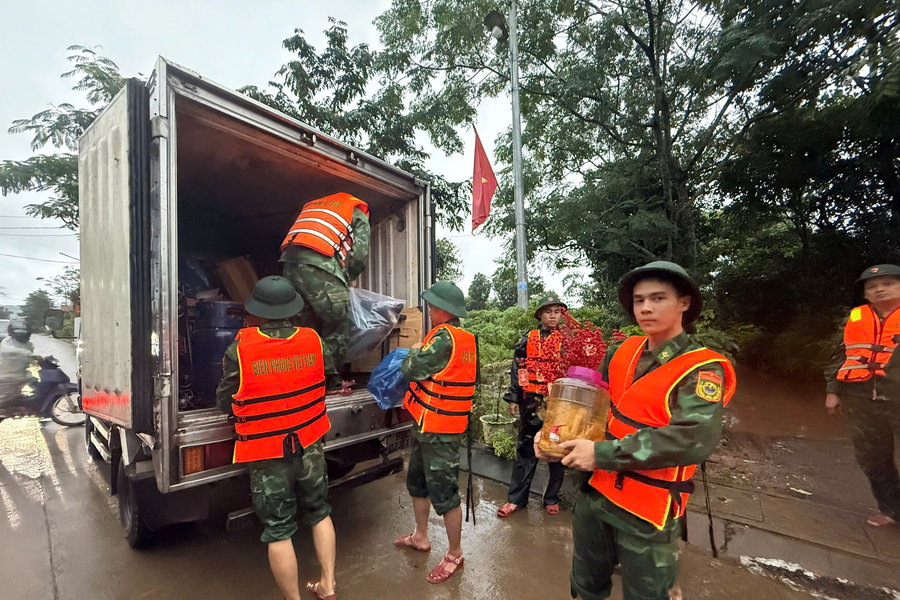 Mưa lũ gây ngập lụt, sạt lở ở vùng biên Quảng Trị, chìm tàu cá ở Huế